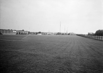 Sportvelden bij AaBe fabriek te Tilburg Sproeien van de velden, Bestanddeelnr 163-0512