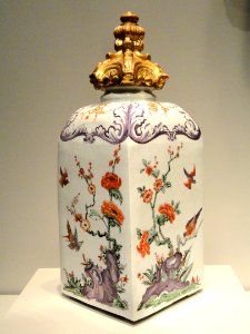 Square-Sectioned Bottle, c. 1725, Du Paquier Porcelain Manufactory, Vienna, porcelain, enamels, gilt wood stopper - Art Institute of Chicago - DSC00057