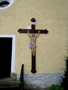 Srní - kříž na kostele Nejsv. Trojice