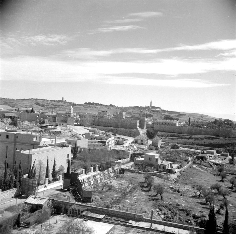 Stad met op de voorgrond vermoedelijk de afscheiding tussen Jordaans en Israëlis, Bestanddeelnr 255-0322