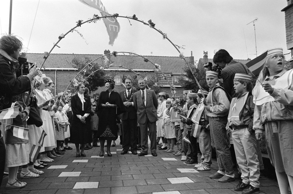 Streekbezoek Hare Majesteit de Koningin Noord Brabant Hare Majesteit loopt langs, Bestanddeelnr 933-7421