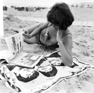 Strandmode 1964, nieuwste op gebied van zonnebrandolie, kokertje, Bestanddeelnr 916-4557