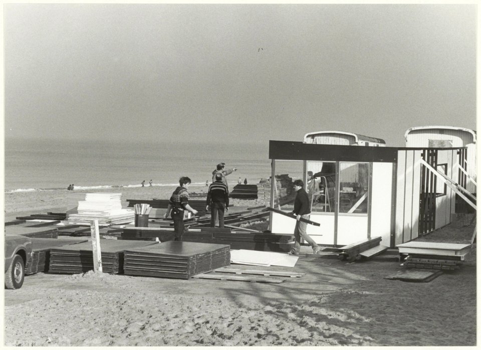 Strandpaviljoens worden weer opgezet. NL-HlmNHA 54005265