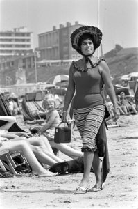 Strandmode 1964, een badpak uit het begin van 1900 aan strand van Zandvoort, Bestanddeelnr 916-5887