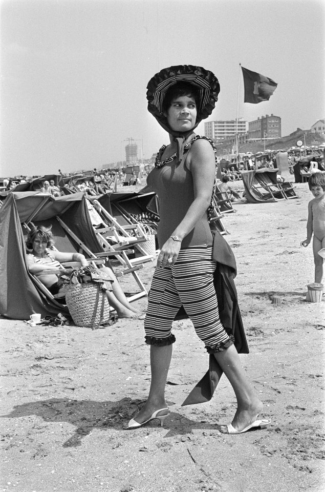 Strandmode 1964, een badpak uit het begin van 1900 aan strand van Zandvoort, Bestanddeelnr 916-5889