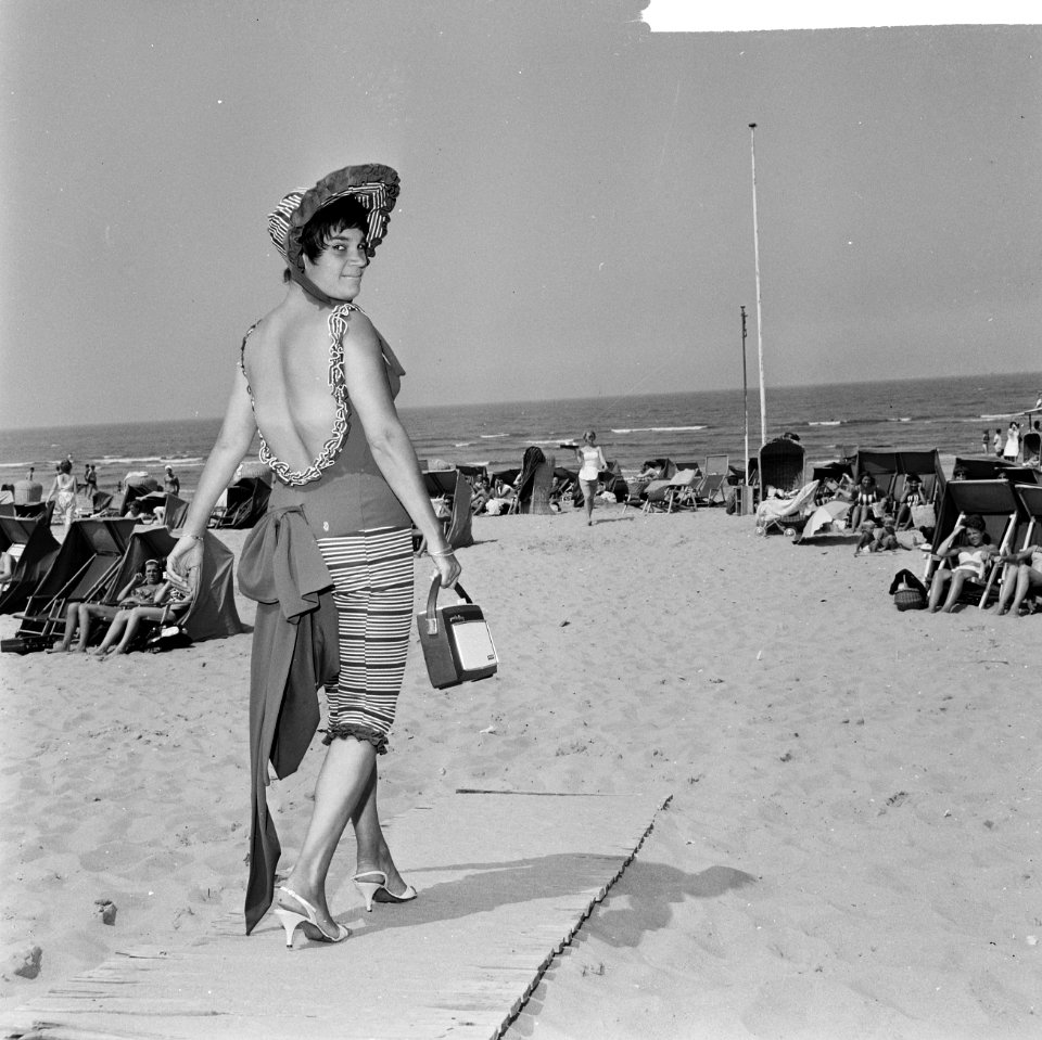 Strandmode 1964, een badpak uit het begin van 1900 (achterkant), Bestanddeelnr 916-5890