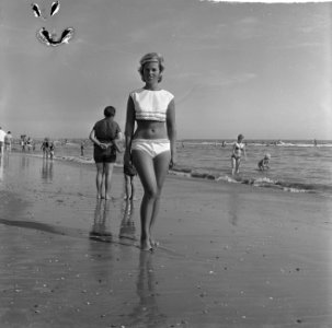 Strandmode 1963 in praktijk op het Zandvoortse strand Strandpakje, Bestanddeelnr 915-4524