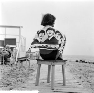 Strandmode 1964, badhanddoek met de koppen van de Beatles, Bestanddeelnr 916-4574