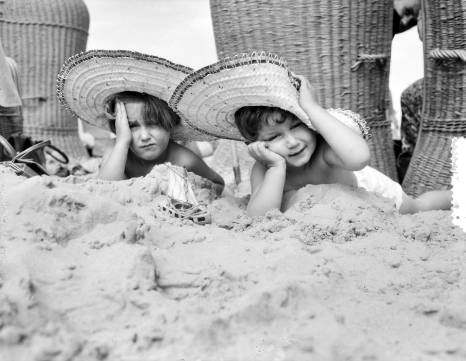 Strandplaatjes Scheveningen. Kinderen met hoeden, Bestanddeelnr 905-2641