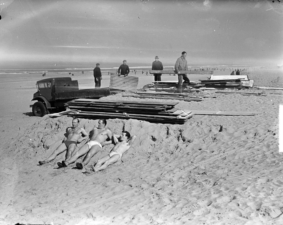 Strandtenten worden opgebouwd, Bestanddeelnr 903-2806