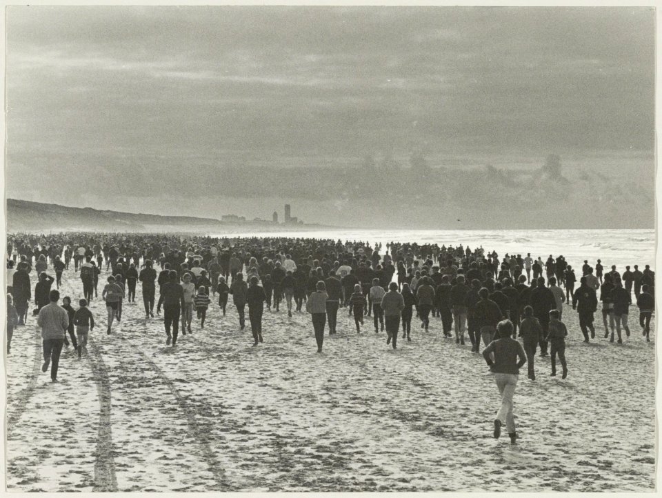 Strandloop op strand van IJmuiden. NL-HlmNHA 54016048