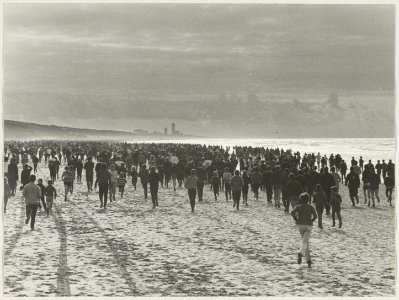 Strandloop op strand van IJmuiden. NL-HlmNHA 54016048
