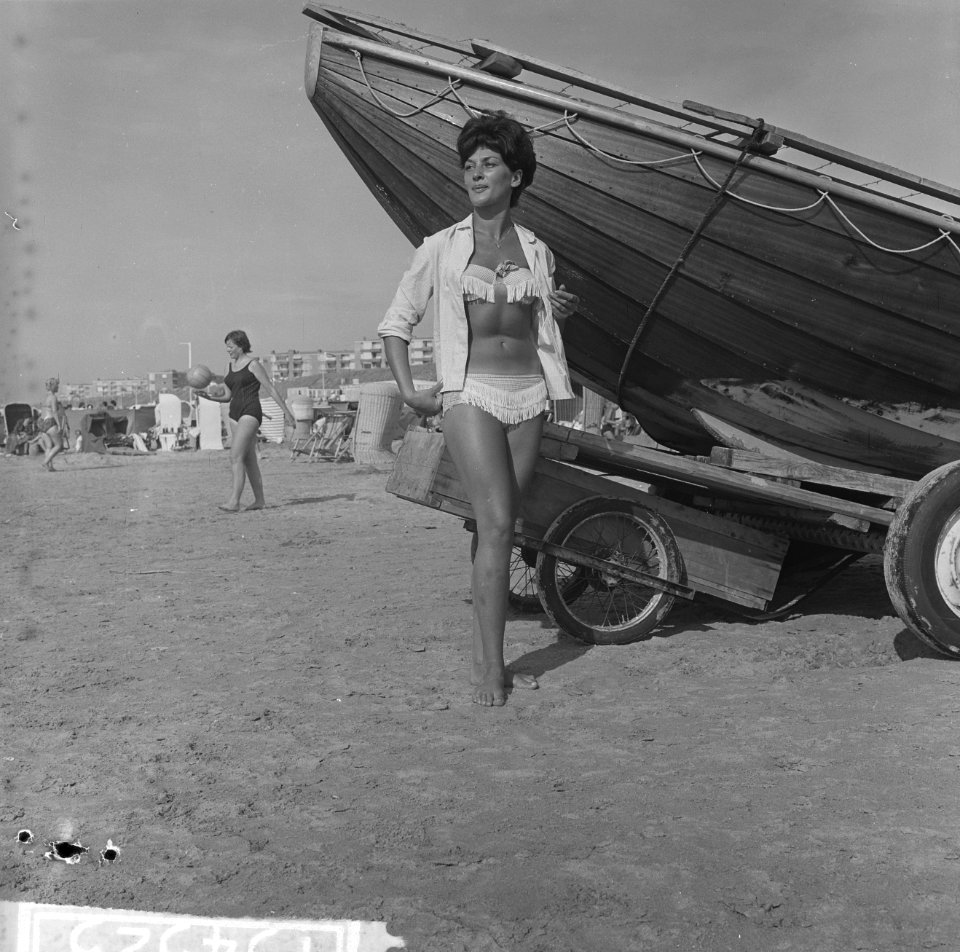 Strandmode 1963 in praktijk op het Zandvoortse strand In bikini, Bestanddeelnr 915-4525