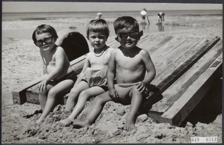 Stranden, kinderen, zonnebrillen, Bestanddeelnr 049-0513