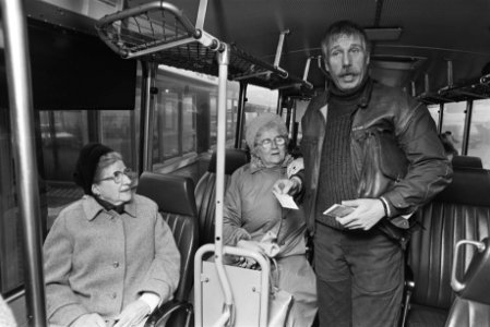 Streekvervoerbedrijven delen kaarten uit aan reizigers, acteur Ted de Braak op d, Bestanddeelnr 932-8844