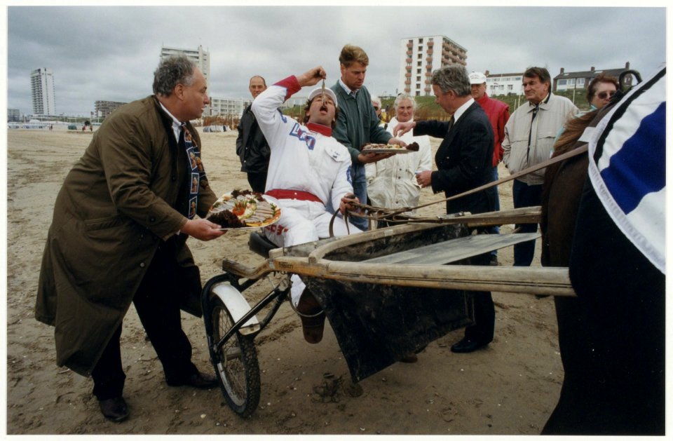 Strand met op de achtergrond de boulevard eerste maatjesharing wordt aangeboden. NL-HlmNHA 54037320