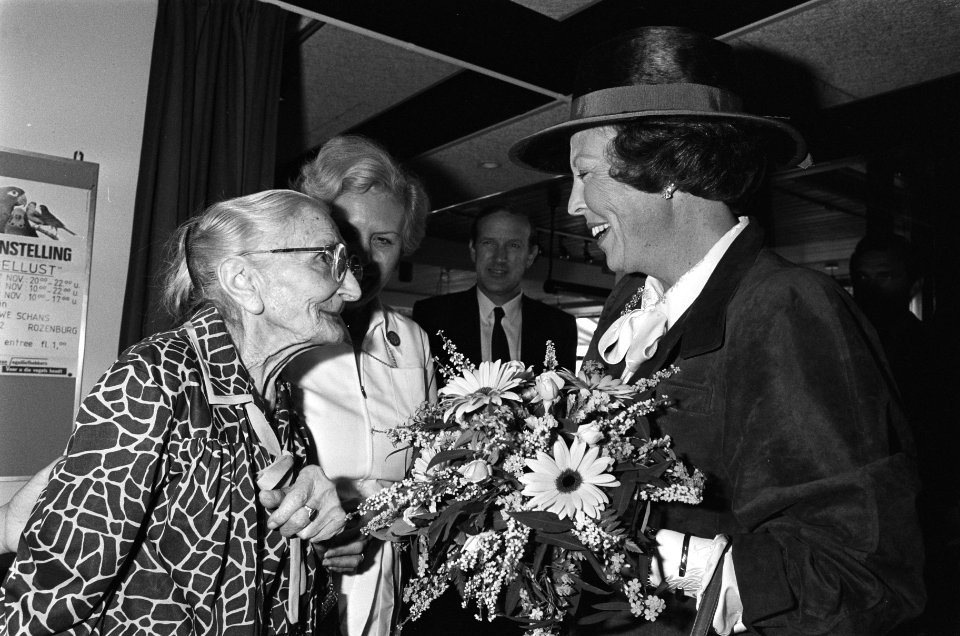 Streekbezoek Koningin Beatrix aan Rozenburg en Voorne Putten Hare Majesteit kr, Bestanddeelnr 933-4603