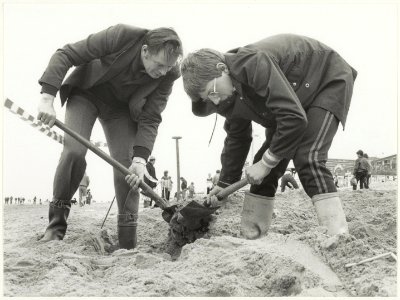 Strand bij Zandvoort Paaseieren zoeken. NL-HlmNHA 54005833