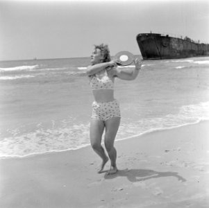 Strand bij de strandboulevard van Tel Aviv met een dame in badkostuum tijdens he, Bestanddeelnr 255-1372