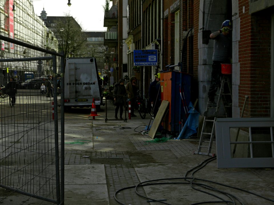 Street scene of Amsterdam-West with buidling fences near Kinkerstraat in Amsterdam Oud-West - Dagelijkse straat-scene, met bouwhekken in Amsterdam Oud-West van de Tollensstraat die de Kinkerstraat kruist