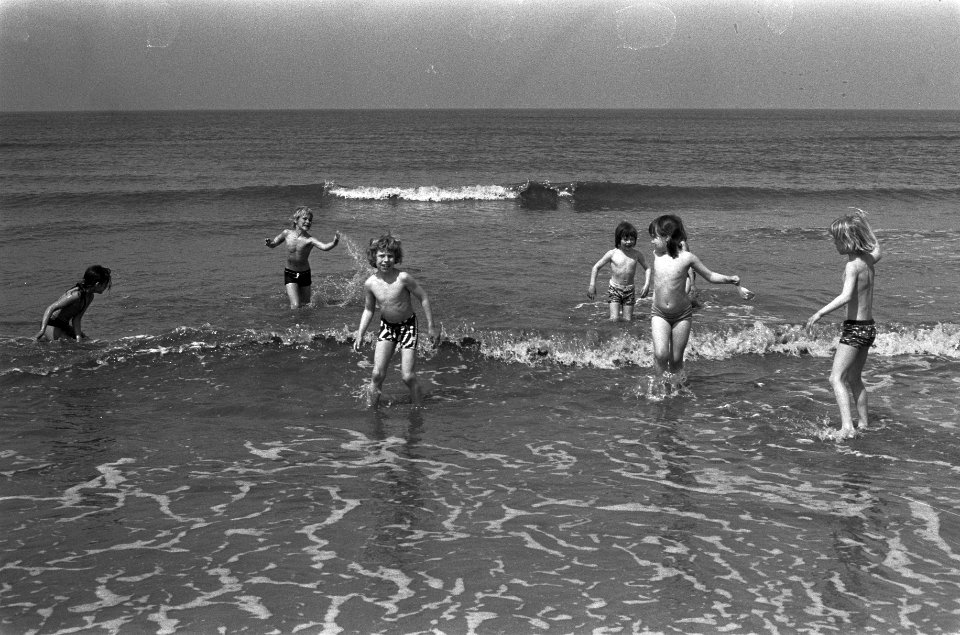 Strandleven Zandvoort, kinderen in zee, Bestanddeelnr 926-4191
