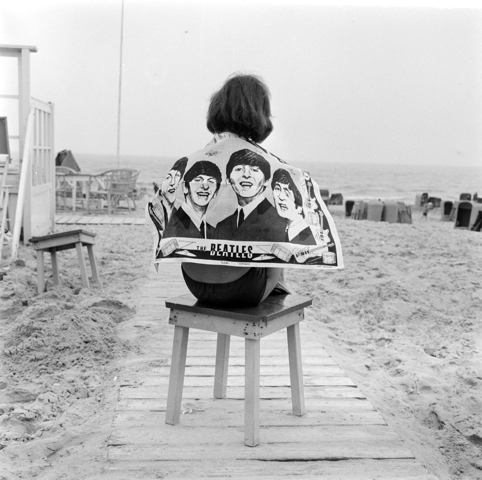 Strandmode 1964, badhanddoek met de koppen van de Beatles, Bestanddeelnr 916-4578