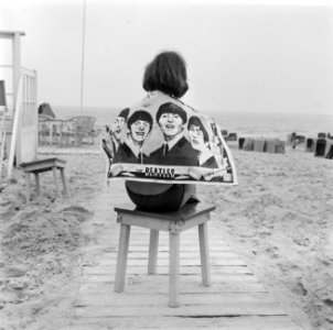 Strandmode 1964, badhanddoek met de koppen van de Beatles, Bestanddeelnr 916-4578