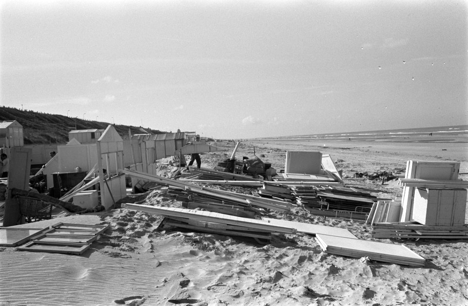 Strandseizoen 1962 ten einde, afbreken van de strandhuisjes te Zandvoort, Bestanddeelnr 914-3111