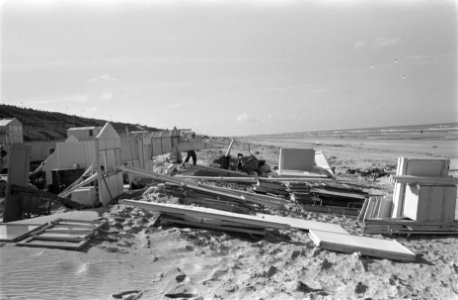 Strandseizoen 1962 ten einde, afbreken van de strandhuisjes te Zandvoort, Bestanddeelnr 914-3111