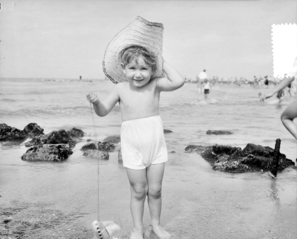 Strandplaatjes Scheveningen. Kinderen met hoeden, Bestanddeelnr 905-2643