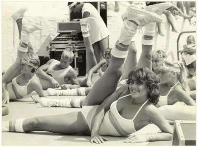 Strandrecreatie aerobic door de jeugd. NL-HlmNHA 54005738