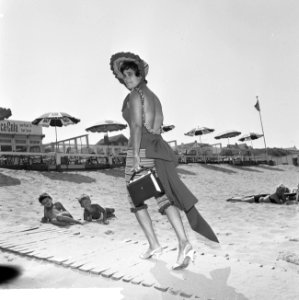 Strandmode 1964, een badpak uit het begin van 1900 (achterkant), Bestanddeelnr 916-5893