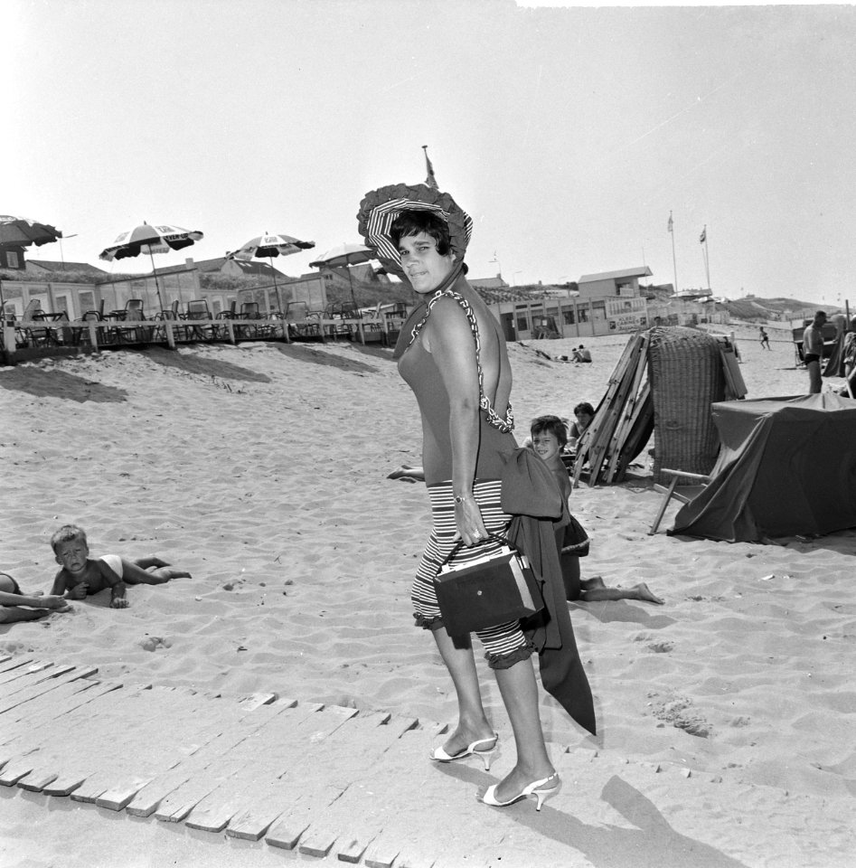 Strandmode 1964, een badpak uit het begin van 1900 (achterkant), Bestanddeelnr 916-5891