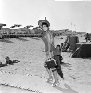 Strandmode 1964, een badpak uit het begin van 1900 (achterkant), Bestanddeelnr 916-5891