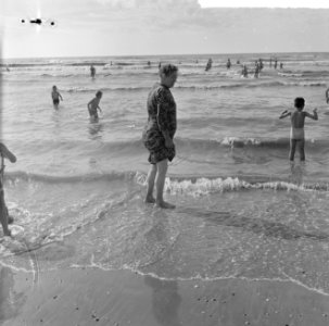 Strandmode 1963 in praktijk op het Zandvoortse strand Oude dame aan het pootje , Bestanddeelnr 915-4527