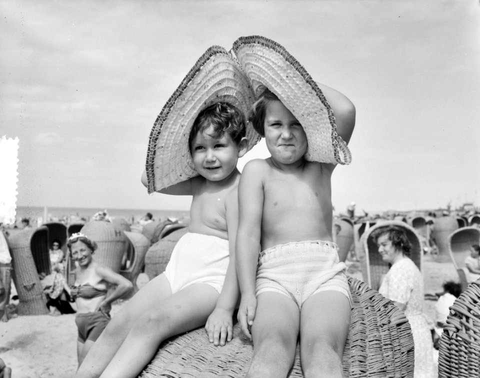 Strandplaatjes Scheveningen. Kinderen met hoeden, Bestanddeelnr 905-2642