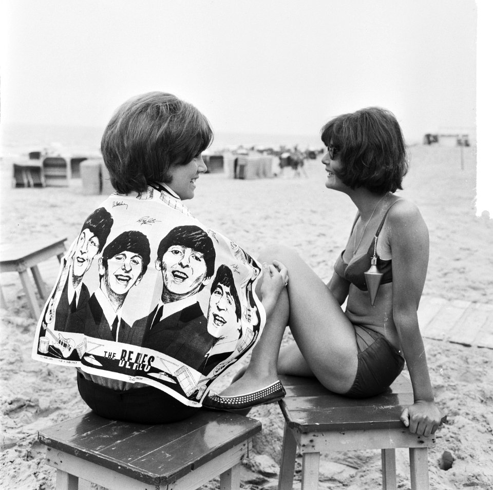 Strandmode 1964, badhanddoek met de koppen van de Beatles, Bestanddeelnr 916-4575
