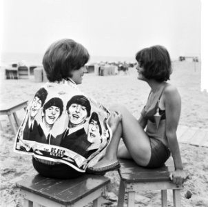 Strandmode 1964, badhanddoek met de koppen van de Beatles, Bestanddeelnr 916-4575