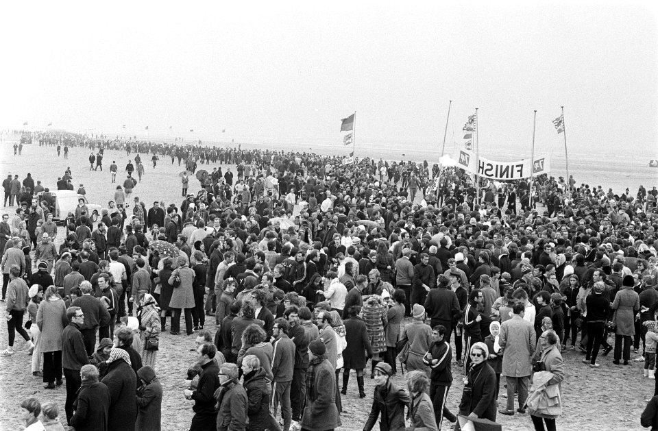 Strandloop te IJmuiden. Overzicht van grote drukte bij finish, Bestanddeelnr 923-2798
