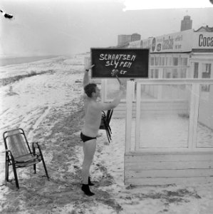 Strandhouders in Zandvoort bouwen alweer hun tenten met strandterrassen Strante, Bestanddeelnr 916-0616