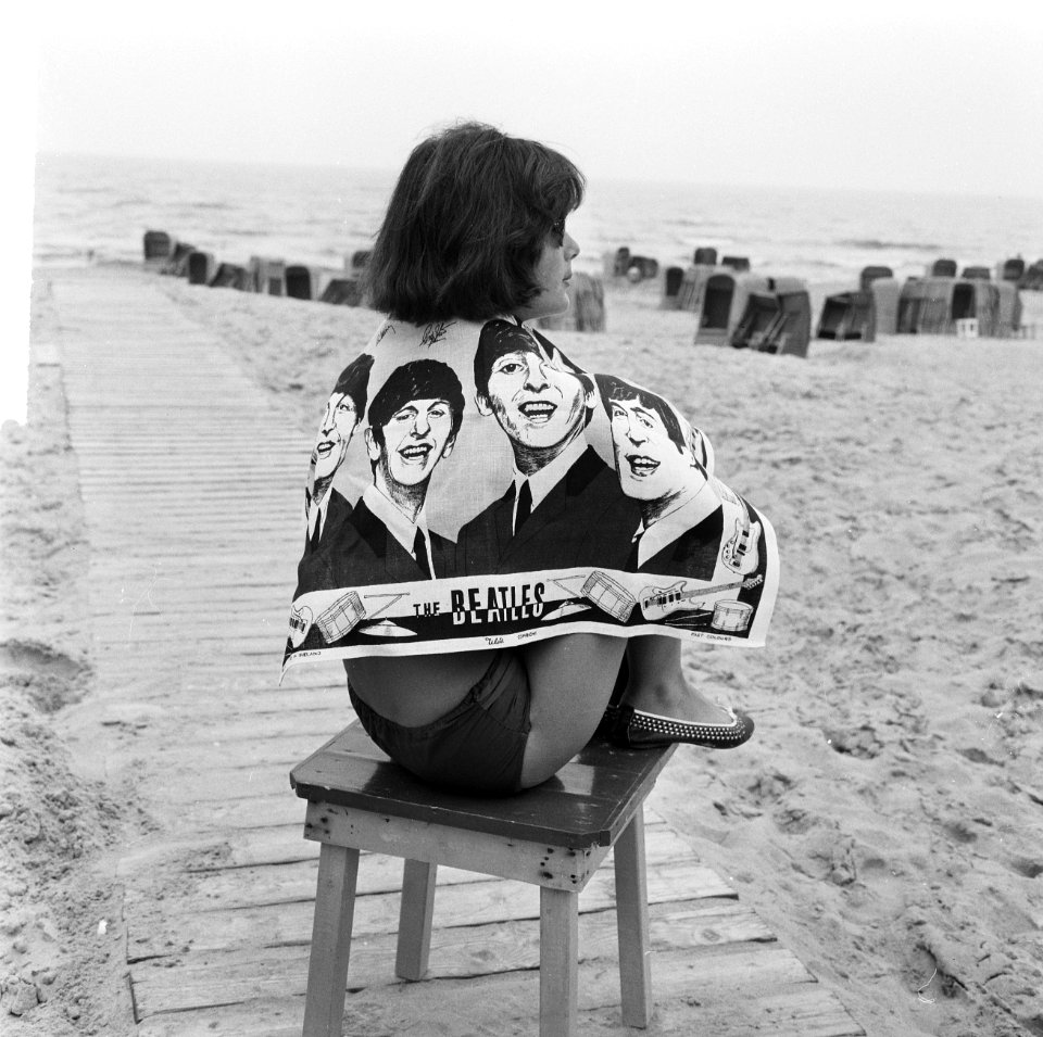 Strandmode 1964, badhanddoek met de koppen van de Beatles, Bestanddeelnr 916-4576