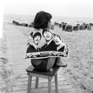 Strandmode 1964, badhanddoek met de koppen van de Beatles, Bestanddeelnr 916-4576