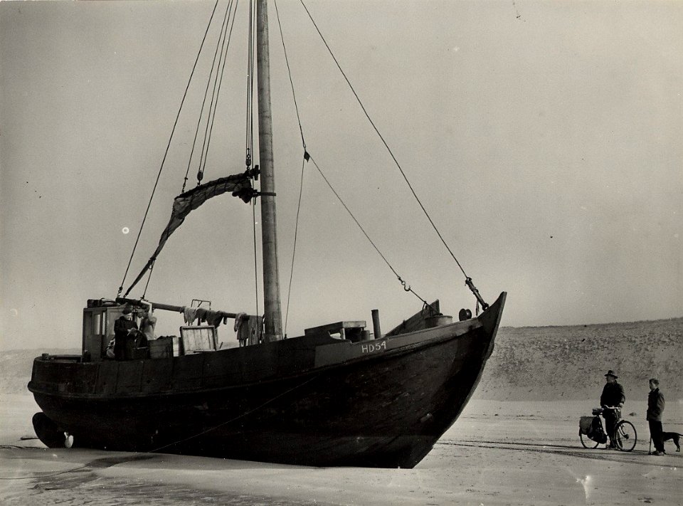 Stranding van de Botter H.D. 54, op 19 maart te Bloemendaal aan Zee. Aangekocht in 1977 van fotograaf C. de Boer. Identificatienummer 54-005540