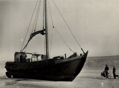 Stranding van de Botter H.D. 54, op 19 maart te Bloemendaal aan Zee. Aangekocht in 1977 van fotograaf C. de Boer. Identificatienummer 54-005540