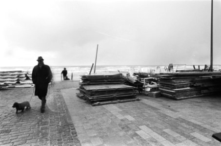 Strandtenten opgeslagen op boulevard van Scheveningen in verband met het slechte, Bestanddeelnr 932-1002