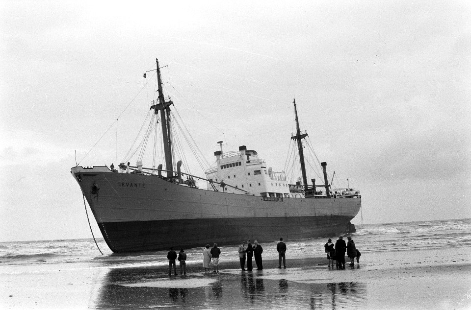 Stranding Levante op strand bij Hoek van Holland, Bestanddeelnr 912-9040