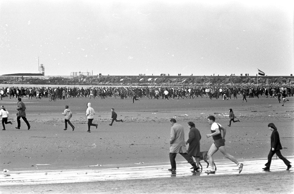 Strandloop in IJmuiden, meer dan 5000 deelnemers tijdens start, Bestanddeelnr 921-0786