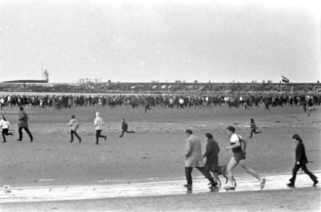 Strandloop in IJmuiden, meer dan 5000 deelnemers tijdens start, Bestanddeelnr 921-0786