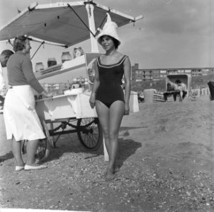 Strandmode 1963 in praktijk op het Zandvoortse strand, Bestanddeelnr 915-4529