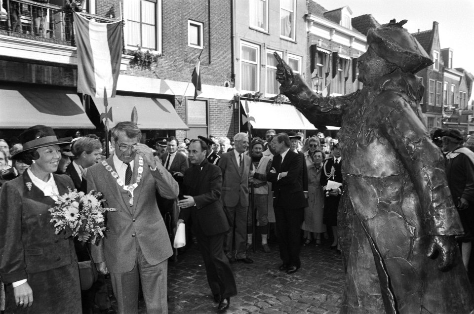Streekbezoek Koningin Beatrix aan Rozenburg en Voorne Putten Hare Majesteit (l, Bestanddeelnr 933-4602